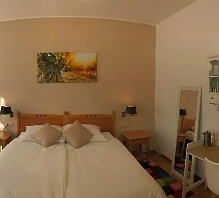Gaestezimmer Klein Und Fein Fuer Nach Dem Wein Bed & Breakfast